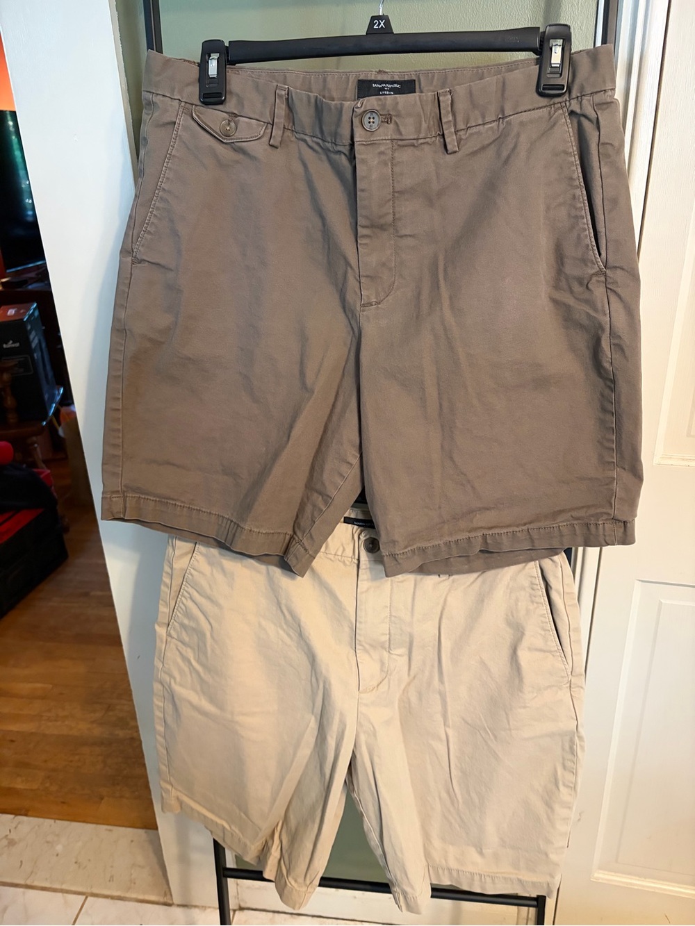 Banana Republic Lived-In Men's Shorts in Brown and beige lot